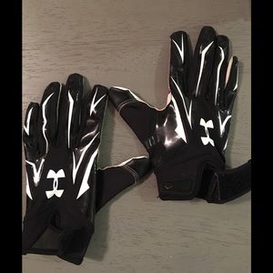 Boy’s UnderArmour Receiver Football Gloves